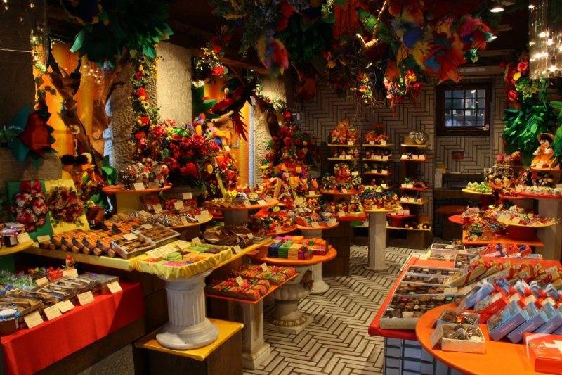 vitrine-LA TURBIE-min_candy_store_chocolate_shop_chocolate_switzerland-393515